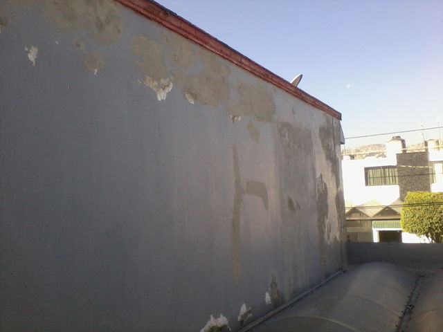 MURO AGRIETADO CON SALITRE Y SIN PINTAR