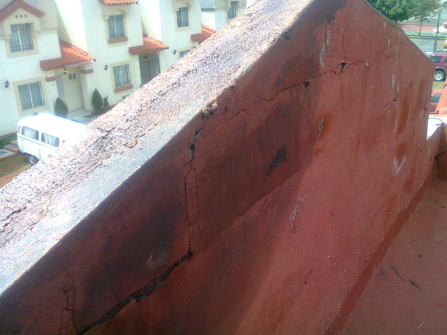 MURO CON GRIETA 